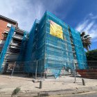 Un dels edificis on s’hi està reforçant la façana.