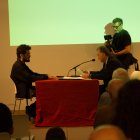 L'artista Josep Piñol en el moment de la signatura, aquest matí a Barcelona