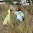Un aparticipante retirando basura de las lagunas de Segur de Calafell