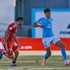 Jardí, autor del primer gol grana, persigue el cuero en Can Misses.