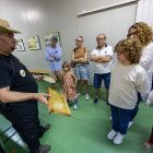 Joan Maria, de Mel el Remei, mostrant bresques als visitants.