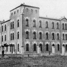 Cuando se construyó el Sol i Mar, Salou era un lugar inhóspito, sin más edificios que los propios de la actividad portuaria, la estación de tren, la Torre Vella y algunas fincas y masías dispersas.