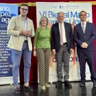 Álvaro Vargas Llosa (2d), hijo del Premio Nobel de Literatura, Mario Vargas Llosa, duante la presentación de la VI Bienal de Novela 'Mario Vargas Llosa'.