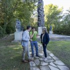 El director del certamen, Roberto Olivan, parlant amb l’alcalde i la regidora de Cultura.