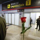 Una persona espera la llegada de 21 activistas españoles que formaban parte de la Flotilla Global Sumud