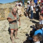 Una parella ilercavona mostrant el jaciment de la Moleta del Remei als assistents, ahir al migdia, a  Alcanar