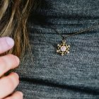 Los ladrones quitaron la cadena de oro que llevaba la mujer en el cuello