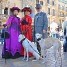 Participants de l'edició anterior, guarnits amb vestits d’època davant la Casa Navàs.