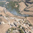 El fuego se localizaba cerca del núcleo urbano (en la parte inferior de la foto).