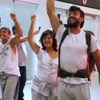 La activista Ariadna Masmitjà, la diputada de la CUP Pilar Castillejo y Adrià Plazas, miembro de la dirección de la CUP, celebrando su llegada al aeropuerto del Prat.