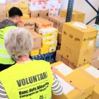 Voluntarios en el depósito del Banc dels Aliments de les Comarques de Tarragona.