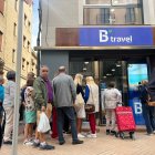 Colas de pensionistas en el local de B Travel en la calle de la Font de Reus para reservar las vacaciones con el Imserso.