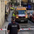 Los guías caninos de la Policía Nacional y drones de la Policía Municipal trabajan para encontrar posibles personas atrapadas por el derrumbe del forjado de un edificio en la calle Hileras de Madrid.