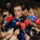 El alcalde de Madrid, José Luis Martínez -Almeida (c), ofrece declaraciones en las inmediaciones del lugar en el que un edificio se ha derrumbado parcialmente este martes.