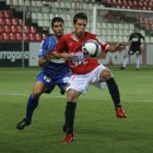 Jordi Alba cae al suelo ante el zaragocista Gabi, durante la pelea por un balón en la segunda parte del Nàstic 0 - Zaragoza 0