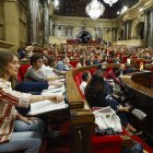 La lider de los Comuns, Jessica Albiach (izda), durante la votación de las propuestas de resolución presentadas.