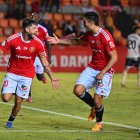 Jaume Jardí y Mángel Prendes celebran el tanto del reusense ante el Eldense.