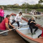 Participants en l'activitat embarcant-se en les muletes