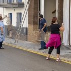 Muntant la decoració marinera, en un carrer del barri del Xicago.