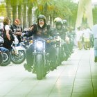 Las motos circulando por el paseo.