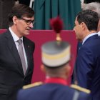 El presidente de la Generalitat, Salvador Illa (izda), conversa con el presidente de la Junta de Andalucía, Juanma Moreno, antes del desfile de las Fuerzas Armadas con motivo de la Fiesta Nacional
