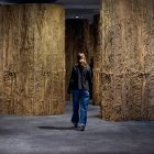 La escultora donostiarra Cristina Iglesias establece un diálogo entre sus esculturas inmersivas y La Pedrera de Gaudí.