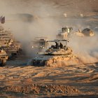 Tanques israelíes llegan a un punto de concentración tras retirarse de la Franja de Gaza tras el acuerdo entre Israel y Hamás.