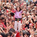 Una membre de la canalla de la Colla Jove Xiquets de Tarragona celebra el 3d10fm carregat en la segona ronda de la diada de la fira de Santa Teresa del Vendrell.
