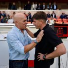 Luis César saluda a Pablo Álvarez antes del inicio del encuentro.