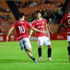 Montalvo choca la mano con Jardí tras el gol del reusense.