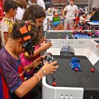 Nens gaudint del taller de robòtica d'MC Digital.