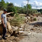 Nicholas Johnson señala por donde pasó el agua, al lado de su casa en Roquetes