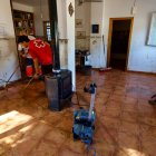 Dos voluntarios de la Creu Roja haciendo labores de limpieza tras el paso de la dana Alice por las Terres de l'Ebre.