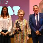 Laura Roigé, presidenta de la Cambra de Tarragona, en el centro de la imagen, con el galardón.