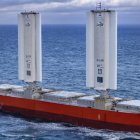 El buque de carga Pyxis Ocean, en plena navegación con sus aerogeneradores desplegados