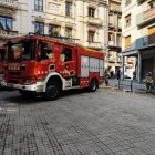 Cinco dotaciones de Bombers en la plaza del Blat de Valls.