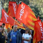 Manifestantes con banderas de UGT durante la movilización de Barcelona celebrada esta mañana.