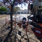 Treballs per evacuar aigua al pati de l’escola Horta Vella de la Ràpita, molt afectada.