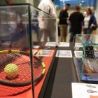 Una raqueta y una zapatilla de Rafa Nadal.