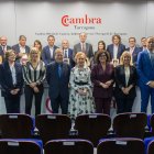 Los galardonados de los premios Cambra 2025 junto a las autoridades durante la entrega de premios en la sede de la Cambra de Tarragona.