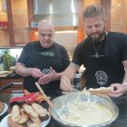 Santos Masegosa, preparando el romesco junto a uno de los asistentes.