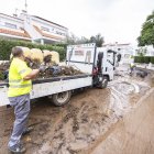 Labores de limpieza en Alcanar tras el paso de la borrasca Alice.