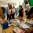 a consellera d’Educació, Esther Niubó, i l’alcalde de la Ràpita. Xavi Reverté, durant la visita a l'escola Horta Vella de La Ràpita.