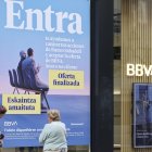 Una sucursal del BBVA en Bilbao con el cartel de oferta finalizada a la opa del Sabadell.