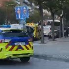 Los tres vehículos han cortado uno de los dos carriles de la avenida Països Catalans en dirección al barrio de Sant Pere i Sant Pau.