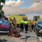 Los dos coches han quedado destrozados y las tres personas atrapadas dentro.