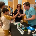 Investigadors de l'Institut, amb la canalla.