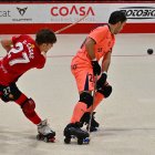 Carles Casas busca el remate ante la oposición de Sergi Aragonès.