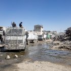 Camiones que transportan ayuda proporcionada por el Programa Mundial de Alimentos (PMA) circulan por Janan Yunis, en el sur de la Franja de Gaza