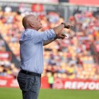 Luis César da instrucciones en la banda ante el Tarazona.